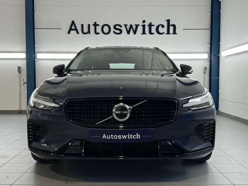 Volvo V60 T6 AWD plug-in hybrid - Plus Dark Image 2